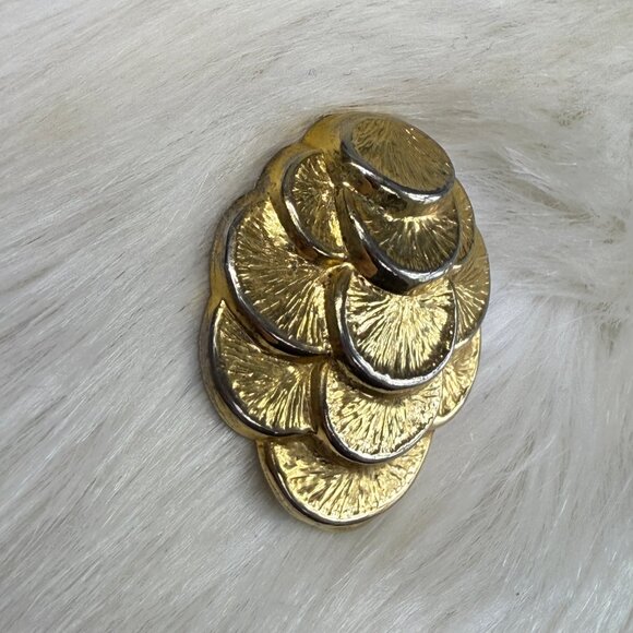 Vintage Gold Tone Scarf Dress Clip Scalloped Overlapping Shell Petals - Picture 2 of 3